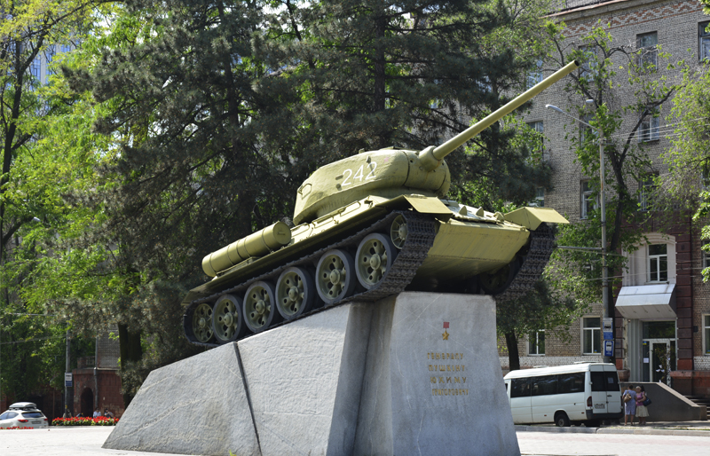 Перший післявоєнний пам’ятник у Дніпропетровську