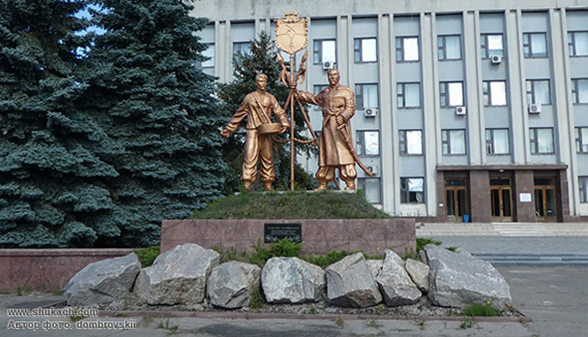 Монумент козакам-засновникам с. Царичанка //https://www.shukach.com/uk/node/72261