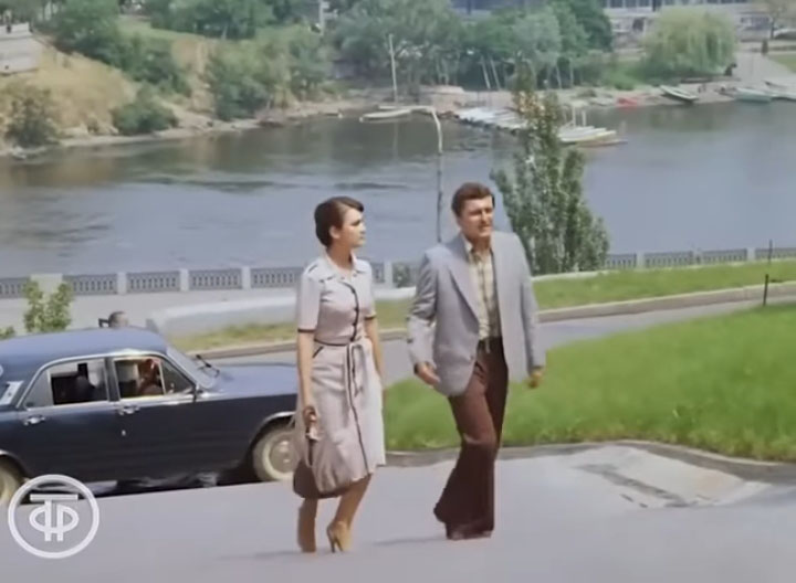 Панорама Набережної Дніпра та Комсомольського (Монастирського) острова. Кадр з фільму // https://www.youtube.com/watch?v=9IOevlCjXM8 Панорама Набережної Дніпра та Комсомольського (Монастирського) острова. Кадр з фільму // https://www.youtube.com/watch?v=9IOevlCjXM8