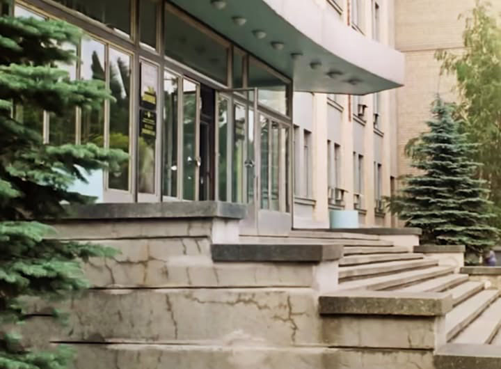 Головний вхід «Укрдіпромезу». Кадр із фільму // https://www.facebook.com/groups/yadnepr/posts/9354618097903794/ Головний вхід «Укрдіпромезу». Кадр із фільму // https://www.facebook.com/groups/yadnepr/posts/9354618097903794/