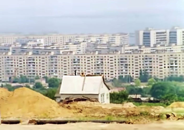 Панорама новобудов ж/м «Перемога». Кадр із фільму // https://www.facebook.com/groups/yadnepr/posts/9354618097903794/ Панорама новобудов ж/м «Перемога». Кадр із фільму // https://www.facebook.com/groups/yadnepr/posts/9354618097903794/