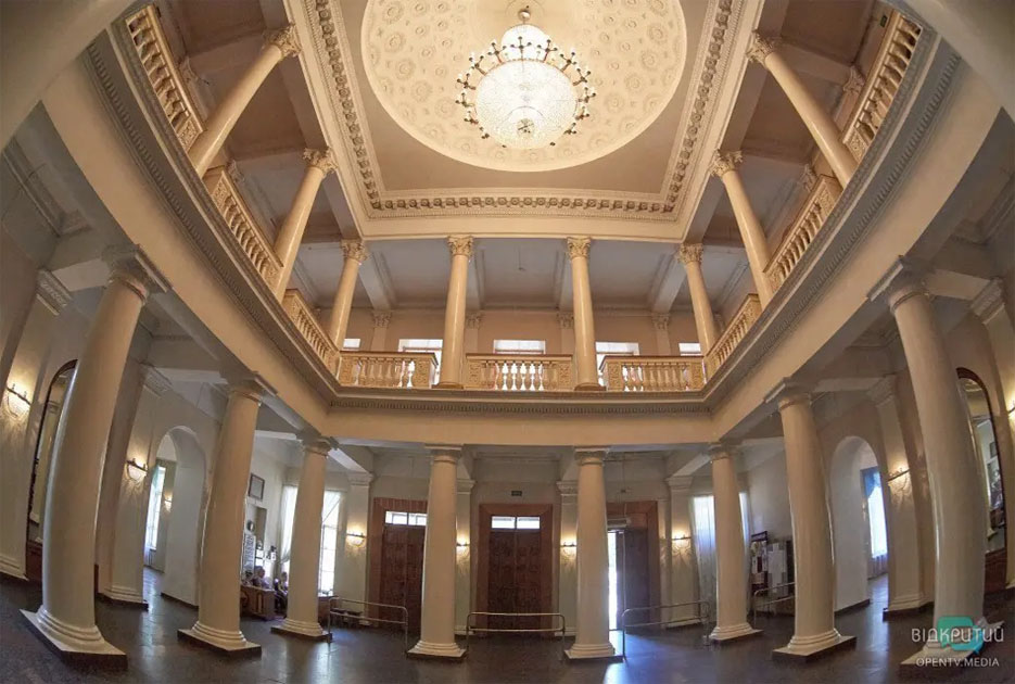 Парадна зала Палацу студентів ДНУ, сучасний вигляд.– https://opentv.media/yak-viglyadaye-zseredini-palats-studentiv-u-dnipri