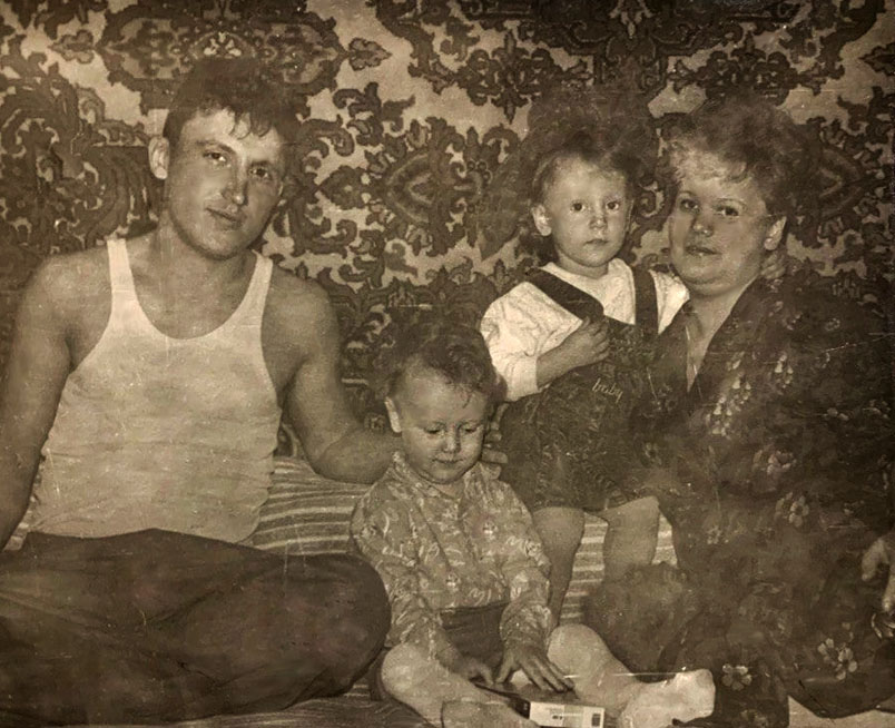 З матінкою, батьком та сестрою, 1990-ті