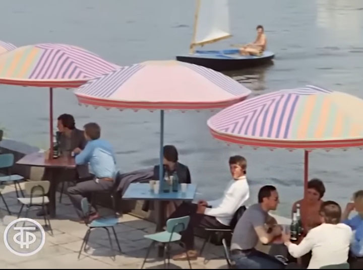 Кафе «під парасольками». Кадр з фільму // https://www.youtube.com/watch?v=9IOevlCjXM8 Кафе «під парасольками». Кадр з фільму // https://www.youtube.com/watch?v=9IOevlCjXM8