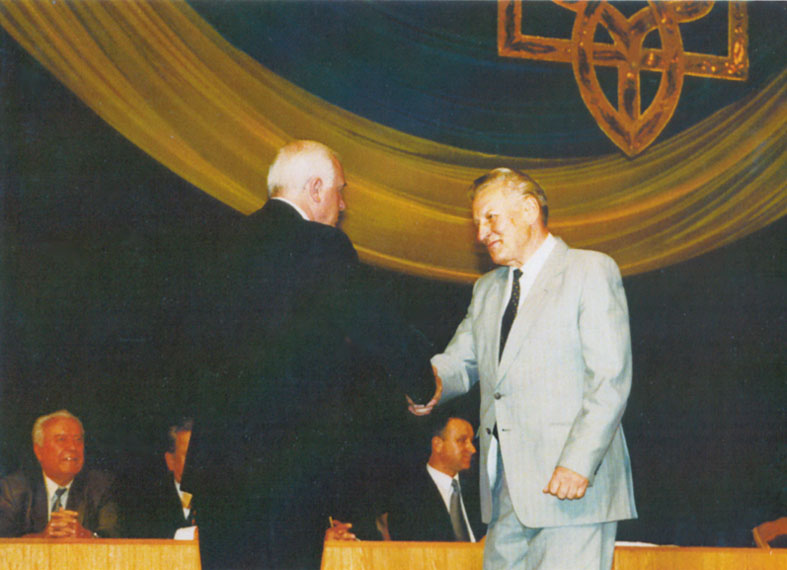 Прем’єр-міністр В.П. Пустовойтенко вручає Т.Г. Беню відзнаку Президента України орден «За заслуги» ІІІ ступеня. 1999 р. Прем’єр-міністр В.П. Пустовойтенко вручає Т.Г. Беню відзнаку Президента України орден «За заслуги» ІІІ ступеня. 1999 р.