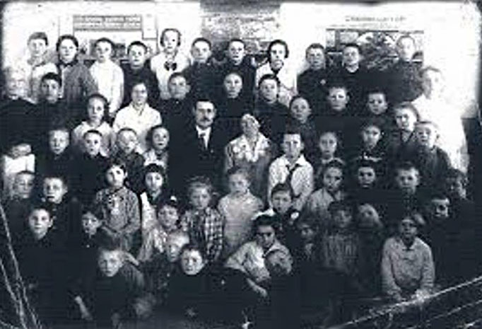 Учні та вчителі школи в колонії Ямбург