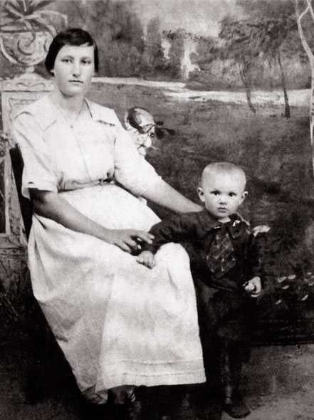 Мати Федора Полікарпівна Бень (Пантоненко) із сином Георгієм. 1927 р. Мати Федора Полікарпівна Бень (Пантоненко) із сином Георгієм. 1927 р.