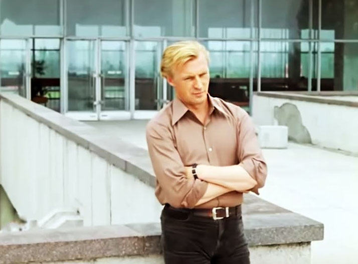 Микола Олялін біля будівлі аеровокзалу. Кадр з фільму // https://www.facebook.com/groups/yadnepr/posts/9354618097903794/ Микола Олялін біля будівлі аеровокзалу. Кадр з фільму // https://www.facebook.com/groups/yadnepr/posts/9354618097903794/