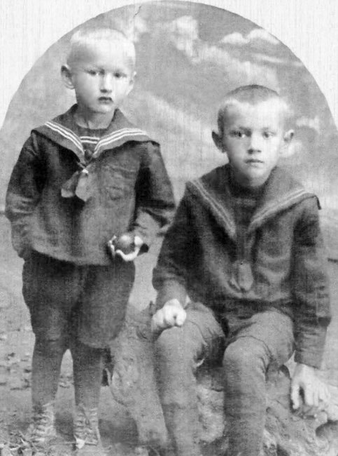 Зліва направо: Тарас і Георгій в дитячі роки. 1932 р. Зліва направо: Тарас і Георгій в дитячі роки. 1932 р.