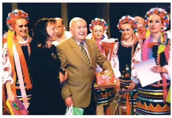 Г. Клоков з учасниками ансамблю «Славутич», 2006 р. // https://who-is-who.ua/main/page/yuvilyars2007/27/207