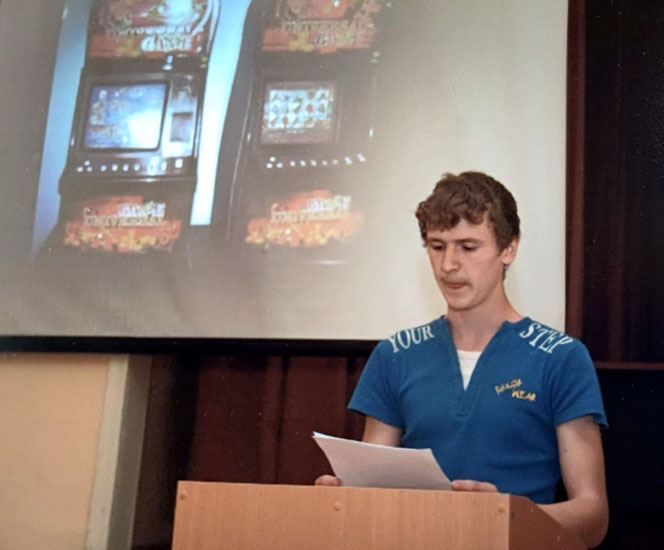  «Виступаю з презентацією в коледжі. Як виявилось маю дуже кучеряве волосся, як у батька в молодості». 2007–2008