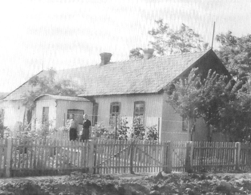 Батьківський дім у Веселих Тернах. 1962 р. Батьківський дім у Веселих Тернах. 1962 р.