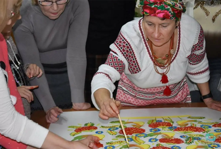 Майстер-клас від майстрині // іhttps://opentv.media/ua/populjarizuie-petrikivskij-rozpis-dnipropetrovshhini-hudozhnicja-natalija-ribak-pro-zhitti