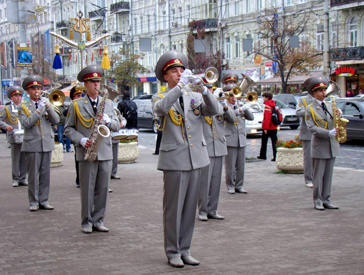 Станіслав Ралдугін (другий ряд, третій ліворуч) у складі військового оркестру 194-го понтонно-мостового загон. Київський національний академічний театр оперети, 2010