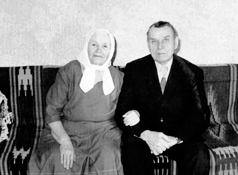 Батько із другою дружиною М.І. Бень (Здробко) на своєму 85-річчі. 1982 р. Батько із другою дружиною М.І. Бень (Здробко) на своєму 85-річчі. 1982 р.