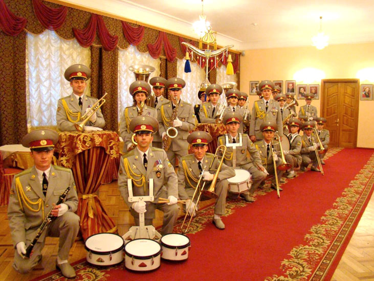 Виступ-імпровізація. Стас Ралдугін другий справа. Київ, 2010