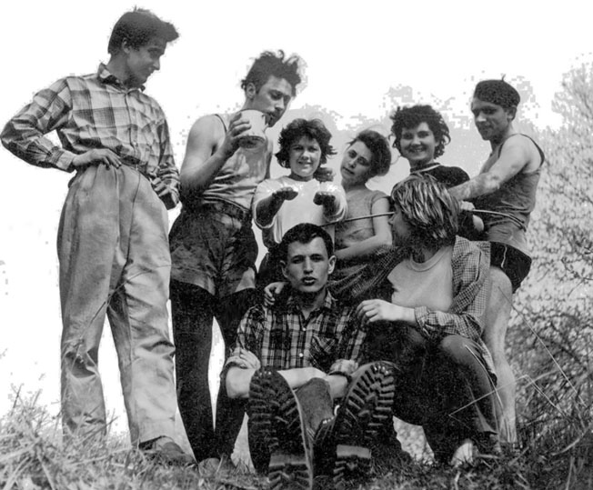 На пленері (сидить у центрі Е. Чубаров). Фото з архіву Е. Чубарова