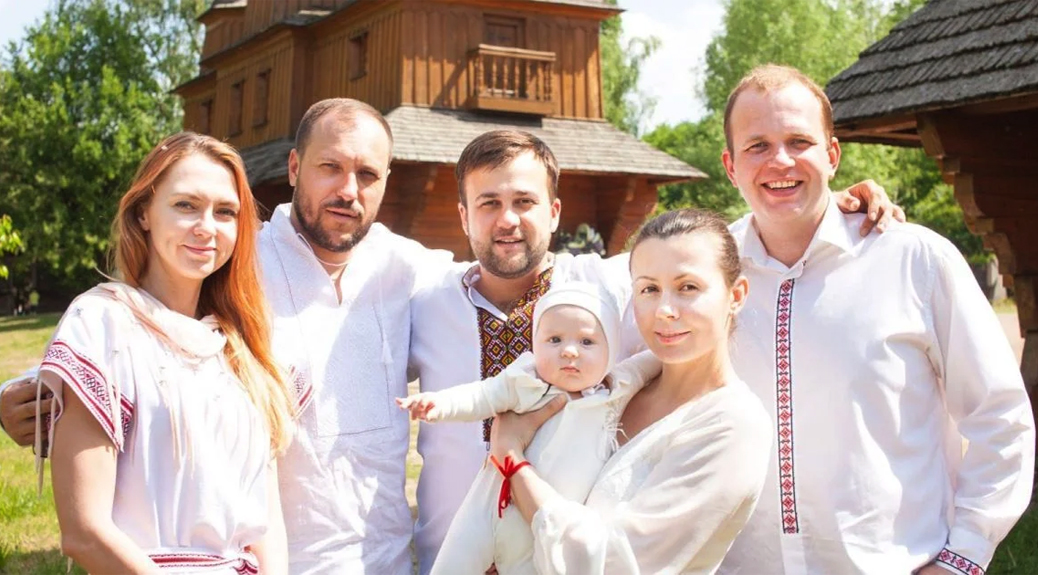 О. Душка з кумами та гостями у день хрестин доньки, 2016. //https://tsn.ua/glamur/zirka-1-1-oleksiy-dushka-pokazav-yak-hrestiv-krihitnu-donechku-986897.html