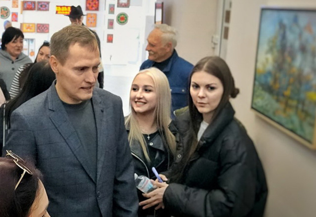 З відвідувачами виставки.– https://d1.ua/u-dnipri-vidkrylas-vystavka-myttsya-yakyj-uvichnyv-v-farbah-pejzazhi-nashogo-mista