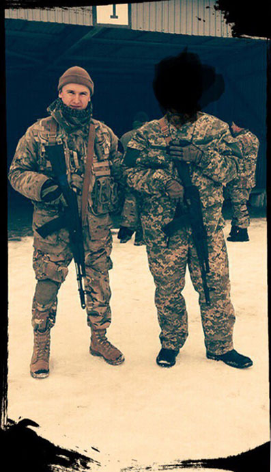 «Часи мого інструкторського досвіду. Поруч Станіслав Богуславський – близький друг, який служив у 25-їй бригаді та загинув під Авдіївкою 31.12.21. На світлині йому ще немає вісімнадцяти, тому обличчя закрито. Оригінал фото, на жаль, не зберігся». Дніпро, 2015–2016