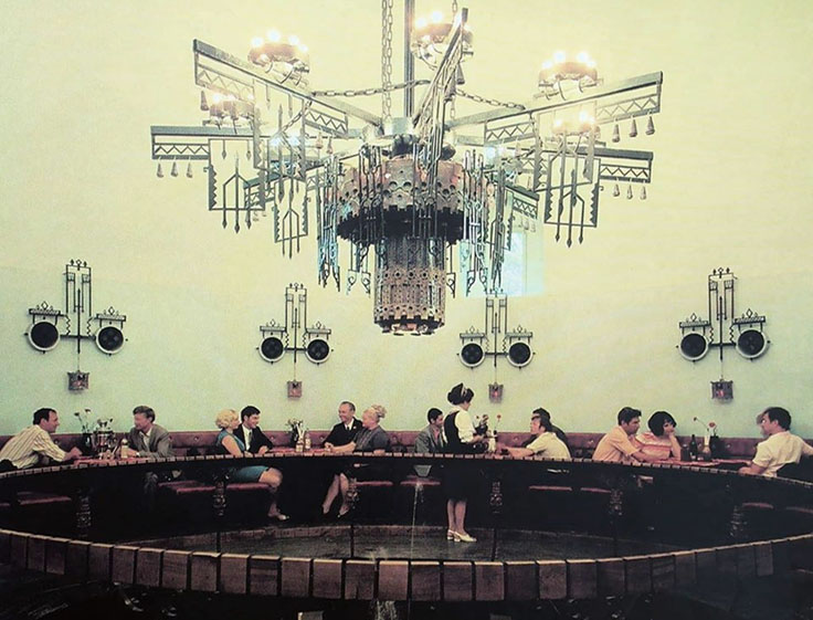 Люстра ресторану «Стара вежа» 1970-ті // https://vidomo.media/rus/actual/1713687597-istoriya-staroy-bashni-v-dnepre-ot-obekta-vodoprovoda-k-privid