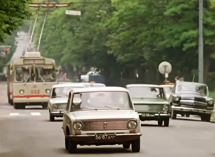 Проспект К. Маркса (Д. Яворницького). Кадр із фільму // https://www.facebook.com/groups/yadnepr/posts/9354618097903794/ Проспект К. Маркса (Д. Яворницького). Кадр із фільму // https://www.facebook.com/groups/yadnepr/posts/9354618097903794/