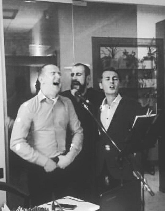 «Щось емоційно співаю з друзями. Завжди вирізнявся солов’їним співом, де б не доводилося «виступати»». Стас перший зліва праворуч. 2017