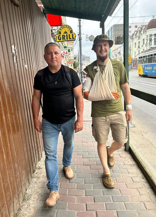 «У Вінниці з батьком на свій 33-й день народження (через 10 днів після поранення). 25.06.2023».