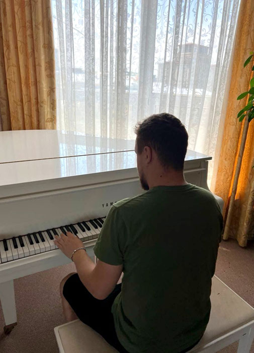 «Пробую грати на роялі після поранення у київському готелі», 2024