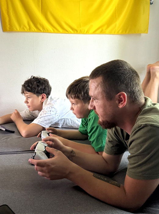 З синами, 2025