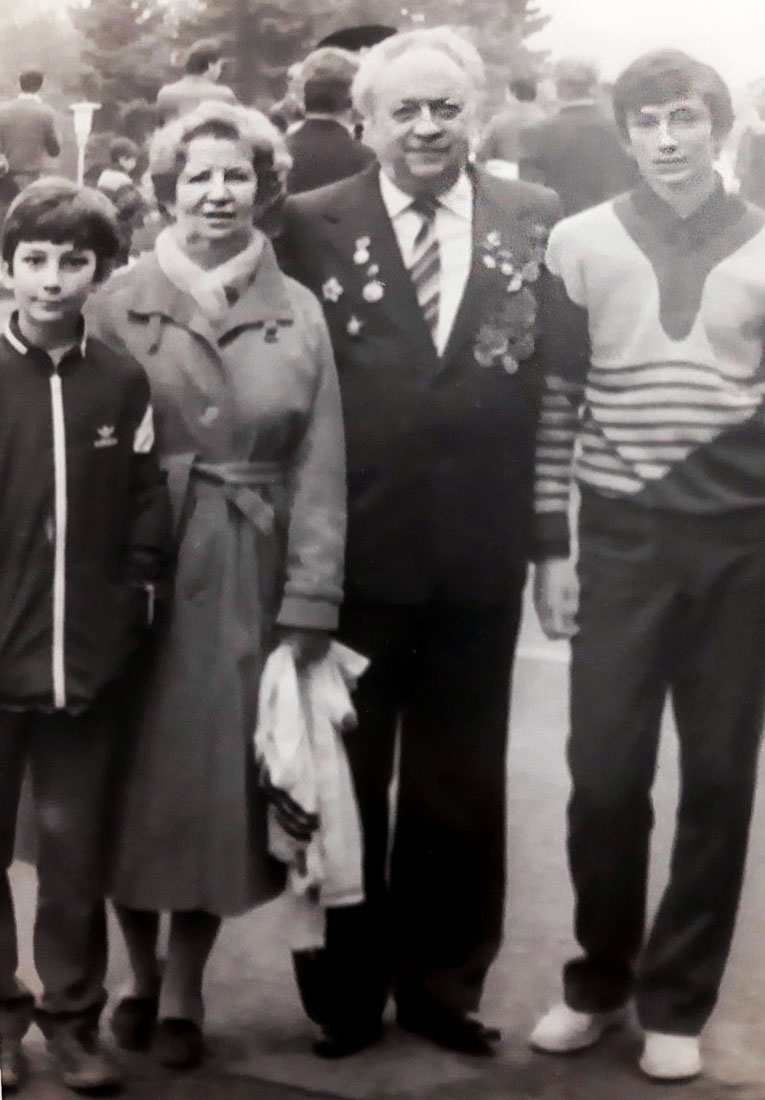 Володимир Миколайович і Любов Яківна з онуками Максимом (першій зліва» і Володимиром (перший праворуч), 1987 р.