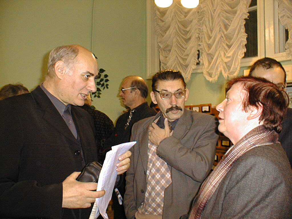 Варфоломій Савчук (у центрі) з письменником Григорієм Гусейновим і професором Ганною Швидько