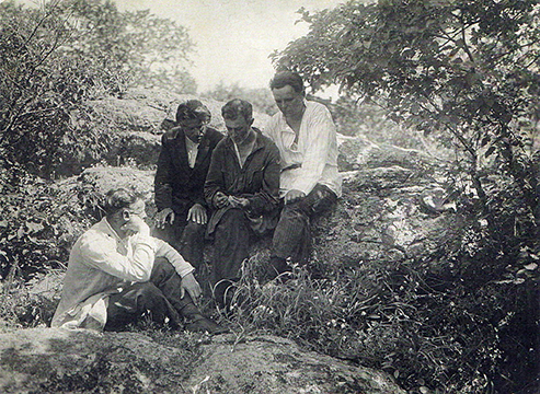 Історик Павло Козар (крайній праворуч) з учасниками Дніпрельстанівської археологічної експедиції на Дніпрі. кінець 1920-х рр. Фото Е. Федоровича