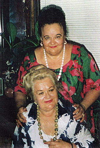 Колишні студентки воєнної пори, доньки Павла Козара Олена і Галина в США.