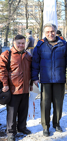 Онук отамана Романа Самокиша Роман Кузьменко (праворуч) і автор Микола Чабан на відкритті хреста на честь Соборності на Соборній площі в Дніпрі. 2017 р.