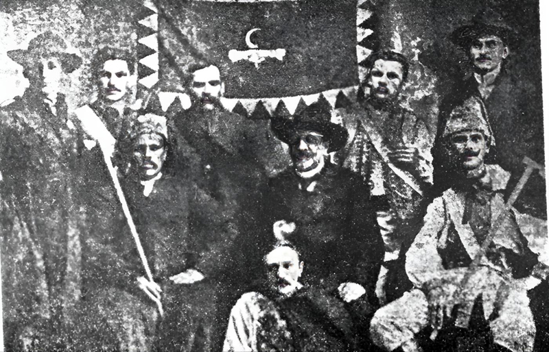 Федір Сторубель (сидить у шапці ліворуч) у Галичині. 1912