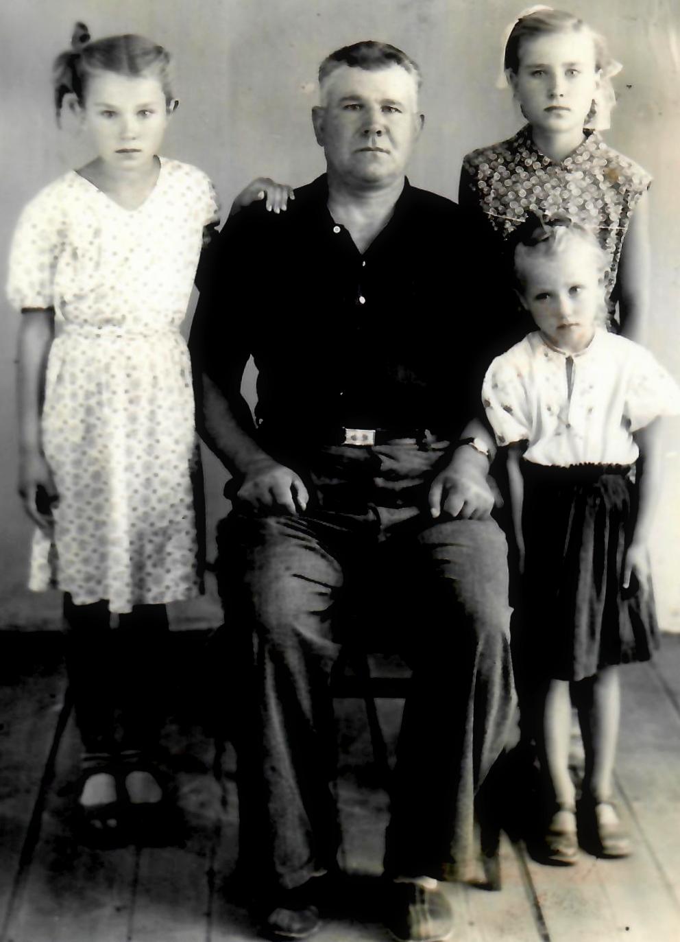 Батько Андрій Сидорович сестри Людмила і Світлана