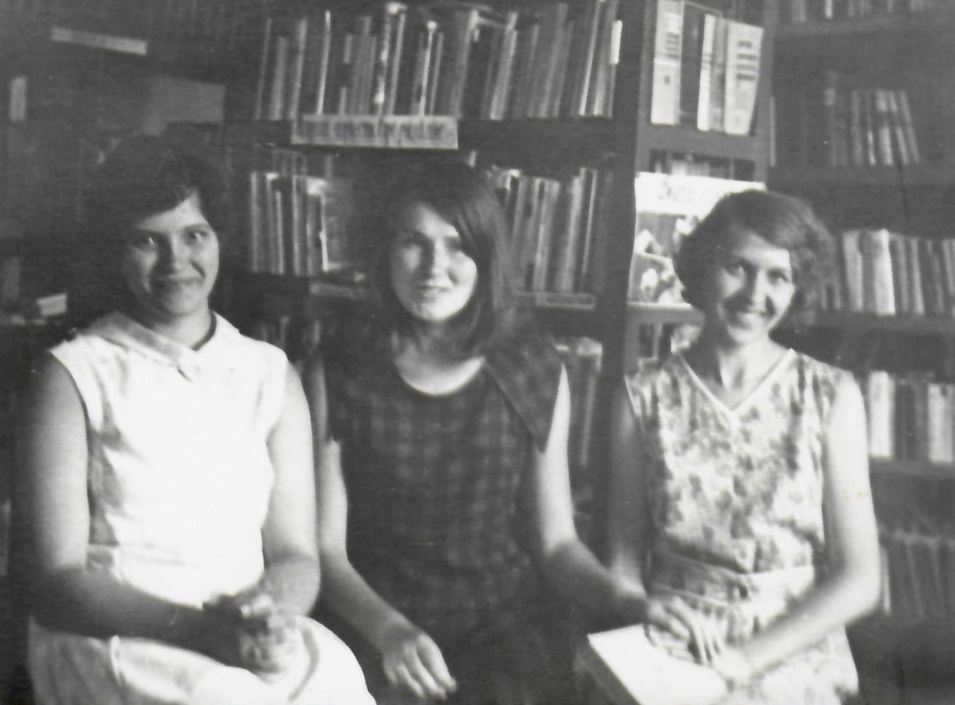 1972 Єлізарівська сільська бібліотека. Т. Козак - зав. біб. з чит. активом