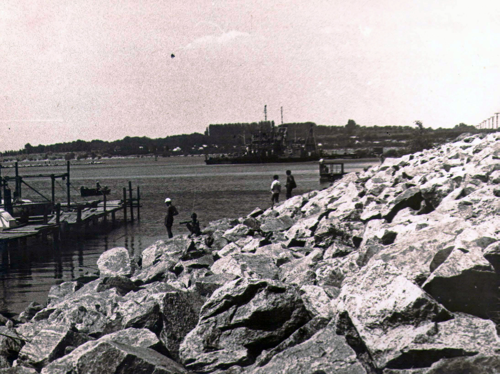 Дамба № 5, на горизонті височіє острів Городище (Томаківка), над яким здіймаються пірамідальні тополі. Фото з архіву Марганецького краєзнавчого музею.