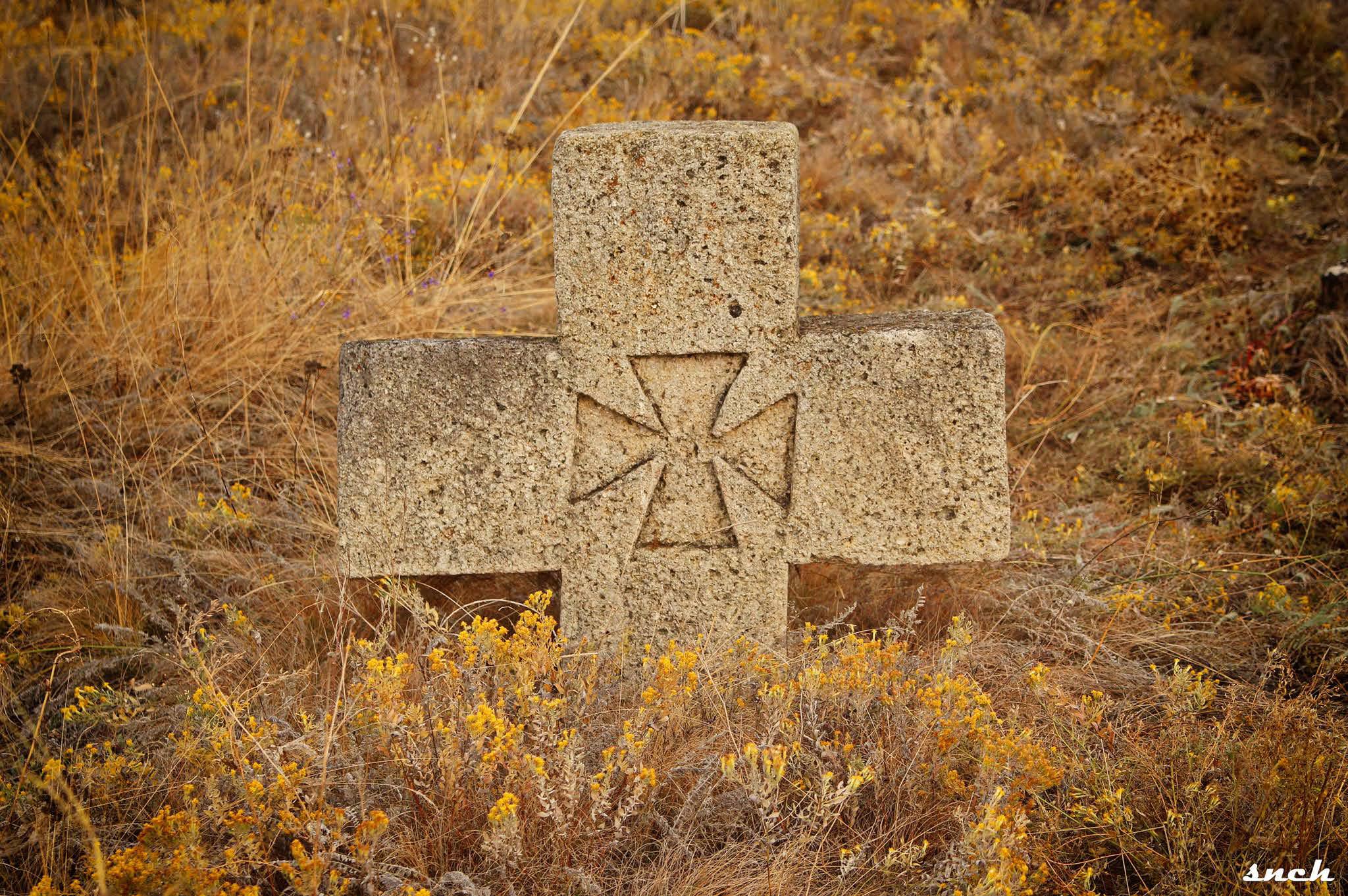 Кам’яний хрест у с. Добра Надія. Відкритий ресурс Інтернету, на фото присутній логотип автора.