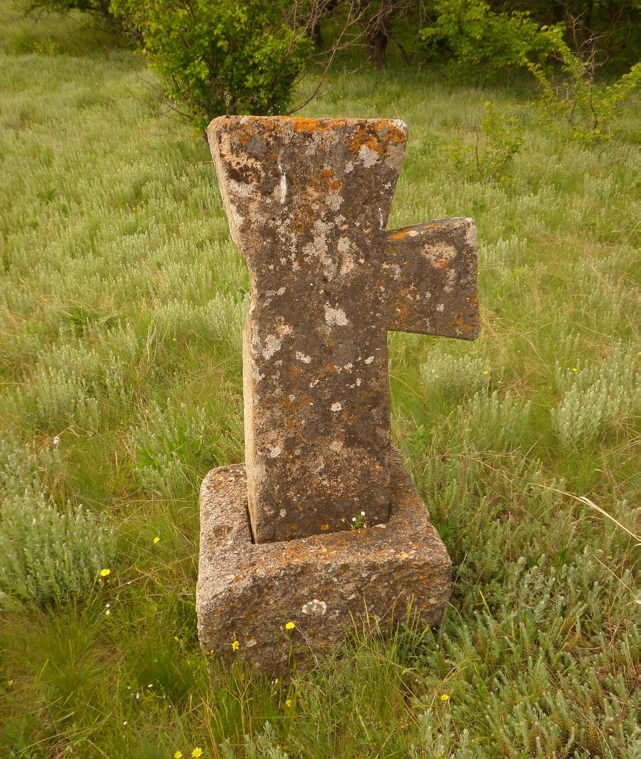 Один із найбільших хрестів на кладовищі в с. Добра Надія. Він значно відрізняється своєю формою та розмірами від інших, що може говорити про його пізніше датування, 12.05.2015
