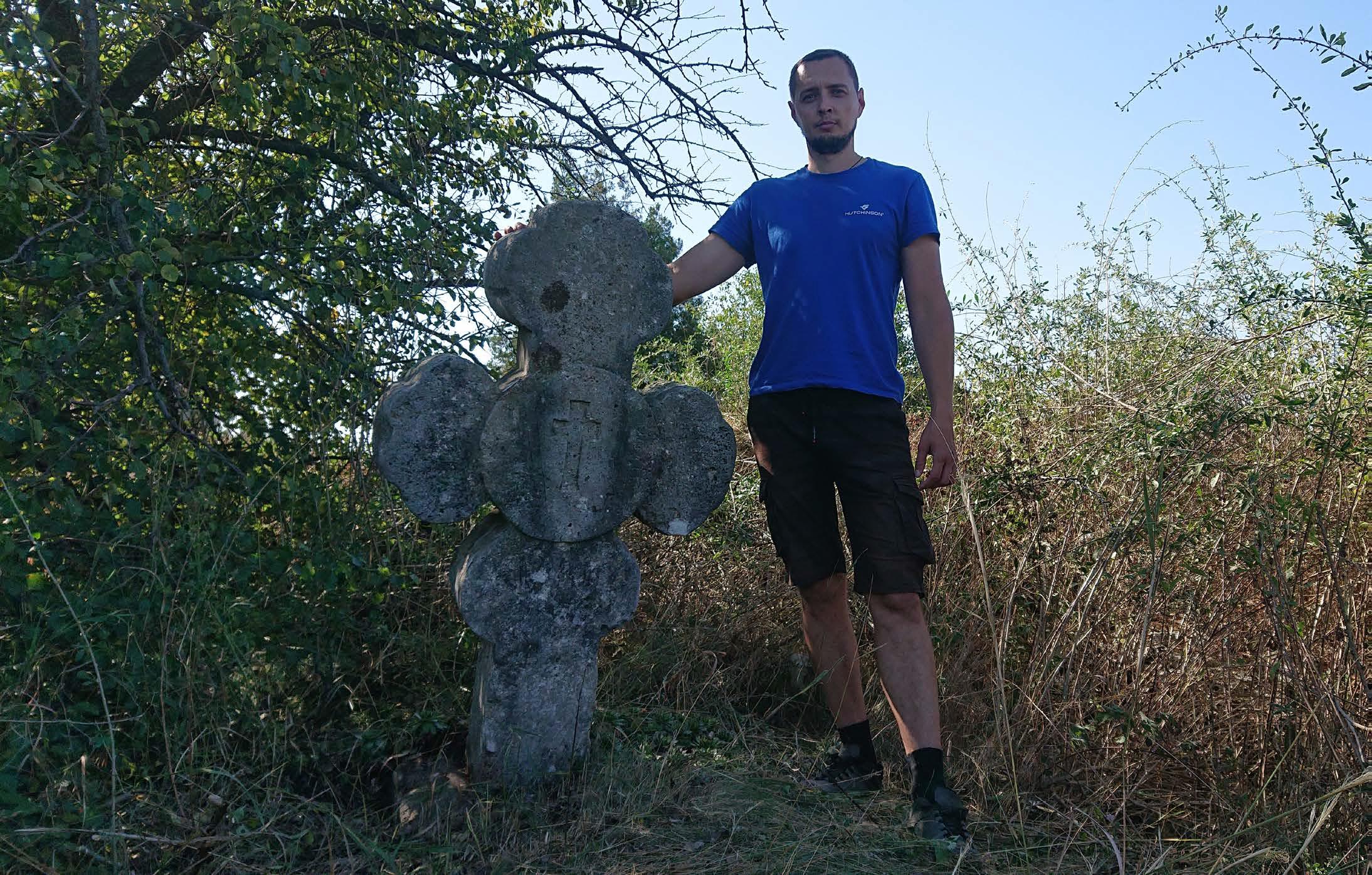 Біля кам’яного хреста у с. Кисличувата (Томаківка), 24.09.2023