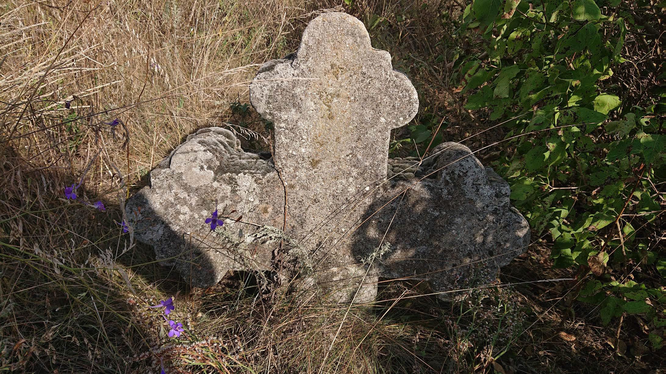 Один із кам’яних хрестів у с. Томаківка, 02.09.2023