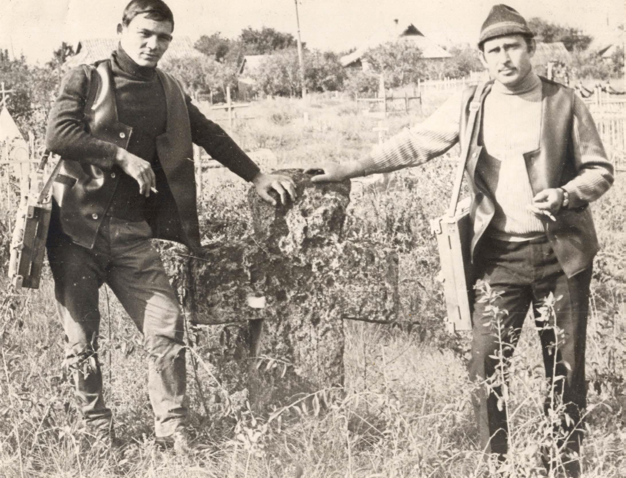 Голодяєв І.С. з товаришем біля кам’яного хреста у с. Мар’ївка. Із архіву І. Голодяєвої