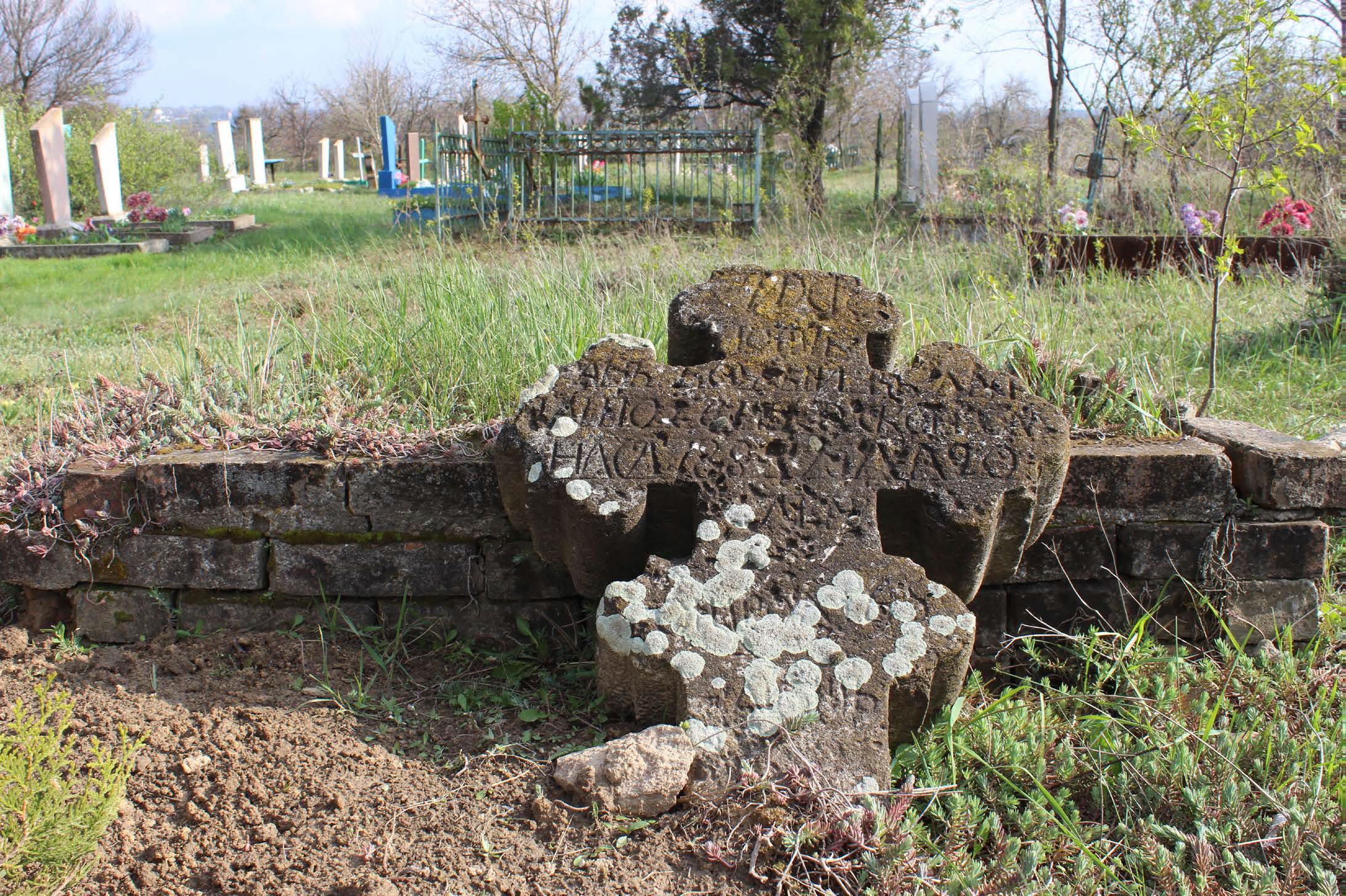 Кам’яний хрест на кладовищі в районі с. Закам’янка, 22.04.2017.