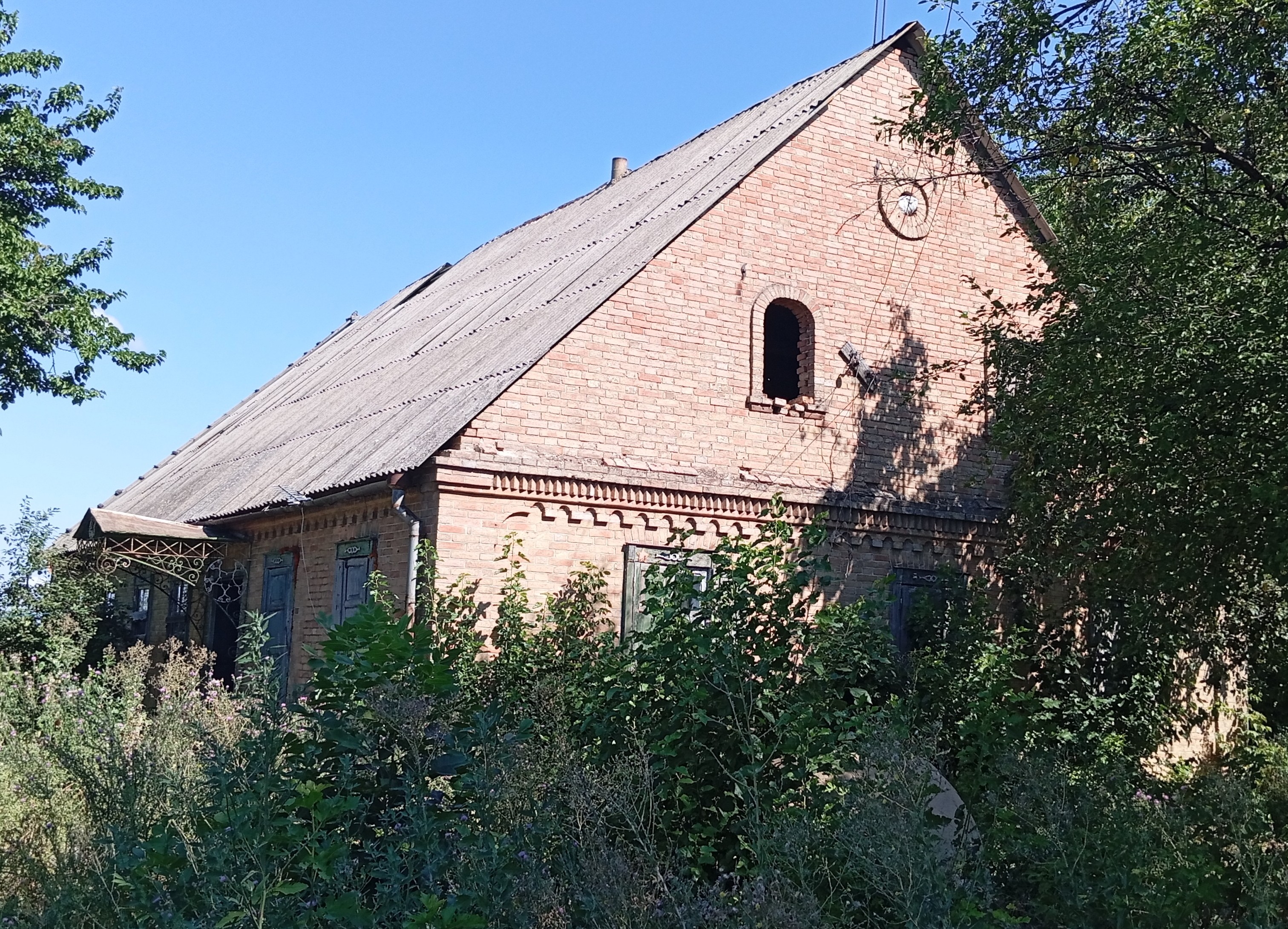 Будинок родини Гізбрехт на хуторі Приют, збудований 1911 р. (зараз на вул. Весняній с. Приют). Світлина Т. Литвина, 2025 р.