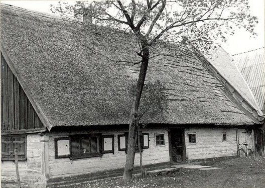 Менонітський житловий будинок 1779 р. в Монтауервайде, Західна Пруссія, звідки походить рід Пленертів. Світлина М. Кошіцького, 1991–1992 рр, з фондів Етнографічного музею в Торуні, Польща.– https://zabytek.pl/pl/obiekty/g-218212