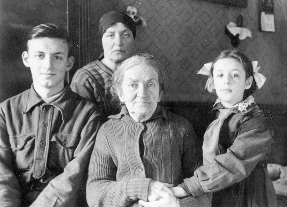 Школярка Лідія Яценко (справа) в колі сім’ї. Фото: https://www.facebook.com/photo?fbid=3868787053156022&set=pcb.3868796783155049