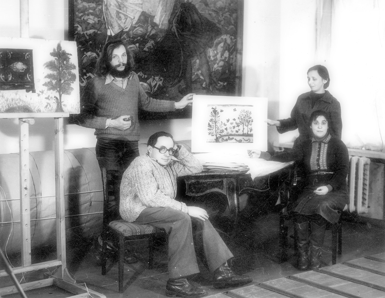 Лідія Яценко (сидить справа), Віктор Соловйов (сидить), стоять Віктор Ілюткін – реставратор і Надія Яценко-Гомола, художній музей. Фото: https://www.facebook.com/photo?fbid=3868787133156014&set=pcb.3868796783155049