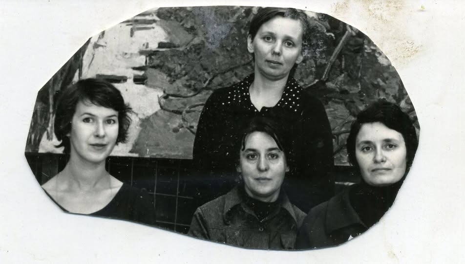 Наталя Щербина, Лідія Яценко, Лариса Миколаївна (зліва на право, сидять), Надія Гомола-Молчанова (стоїть) в Художньому музеї м. Дніпра. Фото: https://www.facebook.com/photo/?fbid=10227742368128814&set=gm.1426482651189186&idorvanity=421334225037372